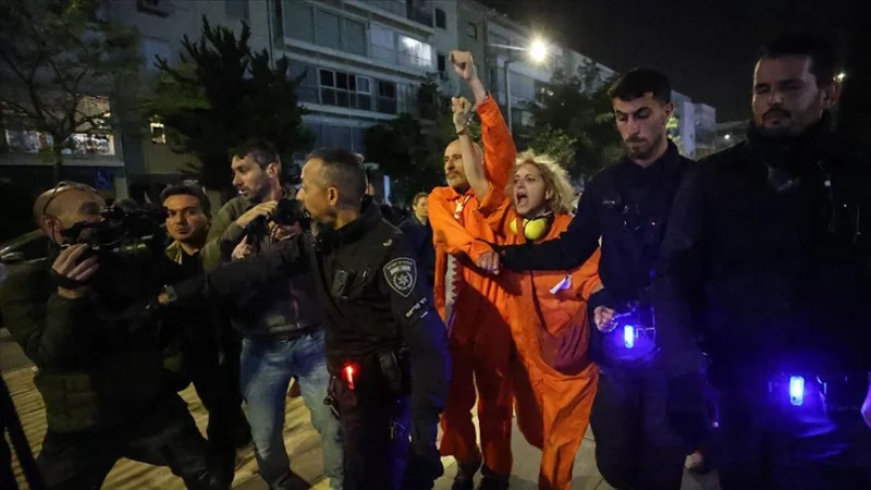 İsrail’in başkenti Tel Aviv’de savaş karşıtı protestocular polisin sert müdahalesiyle dağıtıldı